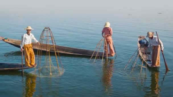 ビデオ 1080 - 釣りの間にボートで地元の漁師。インレー湖ミャンマー — ストック動画