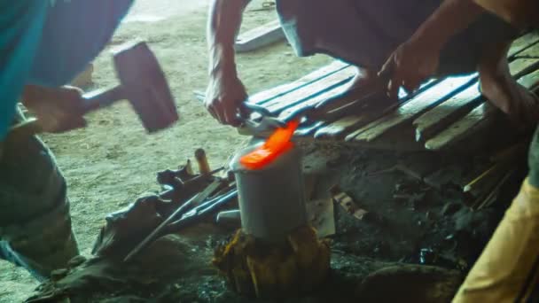 Vídeo 1080p - Ferreiros no trabalho na forja — Vídeo de Stock
