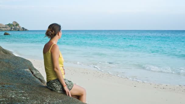 Відео 1080p - Жінка сидить на березі моря — стокове відео
