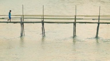 Luang prabang, laos - yaklaşık Aralık 2013: bambu yaya köprüsü nehir uzunluğu yaklaşık 40 metre çapında