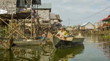 Siem reap, Kamboçya - 21 Aralık 2013: köy tonle sap Gölü yüksek ahşap stilts üzerinde. balıkçı köyü
