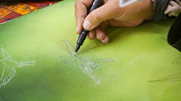 SIEM REAP, CAMBODIA - CIRCA DEC 2013: Kunstneren arbeider med et maleri. Tett på verktøy og hånd – stockvideo