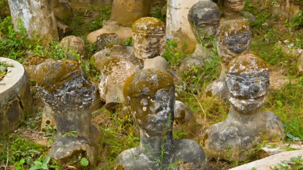 VIENTIANE, LAOS - 13 DIC 2013: Estatuas de piedra sobresalen del suelo en el parque de Buda, también conocido como parque de esculturas Xieng Khuan — Vídeos de Stock