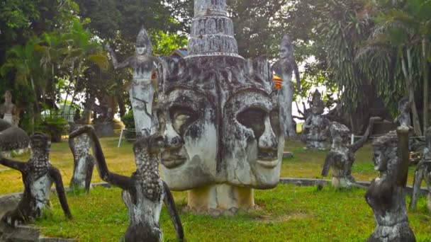 ВЕНТЬЯН, ЛАОС - 13 DEC 2013: Каменные статуи в парке Будды, также известном как парк скульптур Сиенг Хуань — стоковое видео