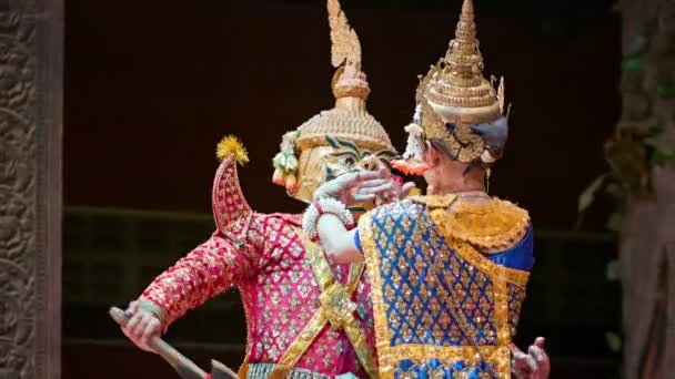 SIEM REAP, CAMBODIA - 23 DEC 2013: Scene of traditional Cambodian show at the theater — Stock Video