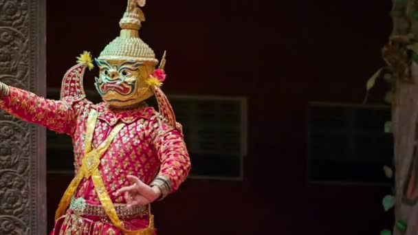 Siem reap, Cambodja - 23 december 2013: traditionele Cambodjaanse Toon in het theater — Stockvideo