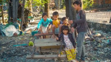 Sihanoukville, Kamboçya - yaklaşık Aralık 2013: köy çocukları farklı yaş