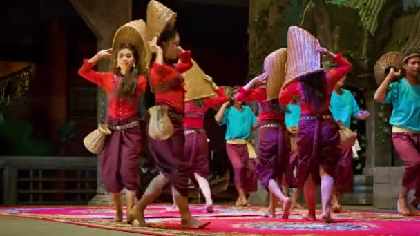 SIEM REAP, CAMBODIA - 23 DEC 2013: Young girls and the guys perform a dance of peasants — Stock Video