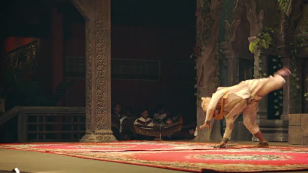 Siem reap, Kambodscha - 23.12.2013: Szene aus traditioneller Sicht. Schauspieler im Affenkostüm — Stockvideo