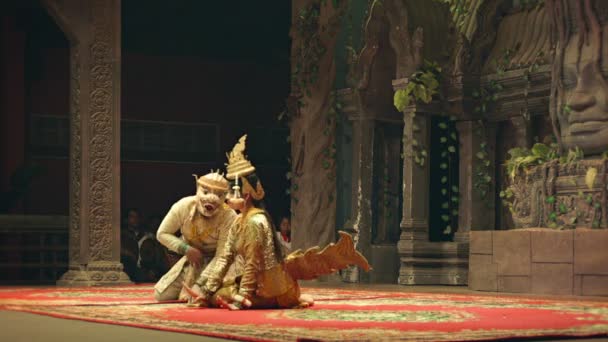 SIEM REAP, CAMBODIA - 23 DEC 2013: Scene from the traditional show. Pair dance of actors dressed as characters from Khmer mythology — Stock Video