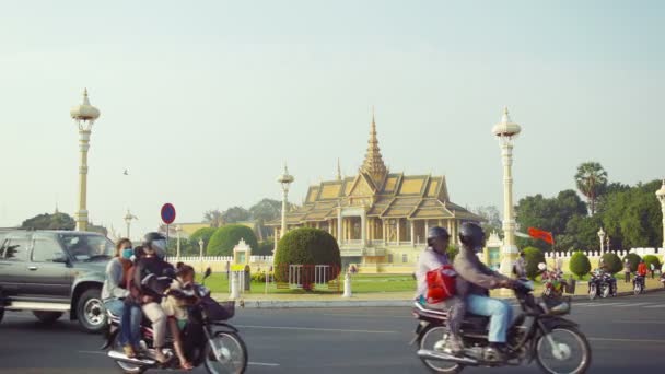 Phnom penh, Kambodja - 29 december 2013: normale straat verkeer voor de oude Koninklijke Paleis — Stockvideo