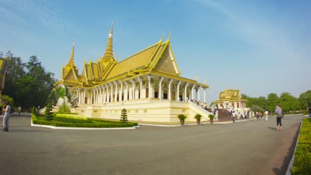 PHNOM PENH, CAMBODIA - 29 DIC 2013: La sala del trono del Palacio Real con los turistas — Vídeos de Stock