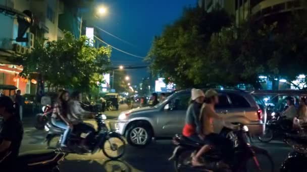 PHNOM PENH, CAMBODIA - 29 DIC 2013: El tráfico pesado en las calles de la ciudad por la noche — Vídeos de Stock