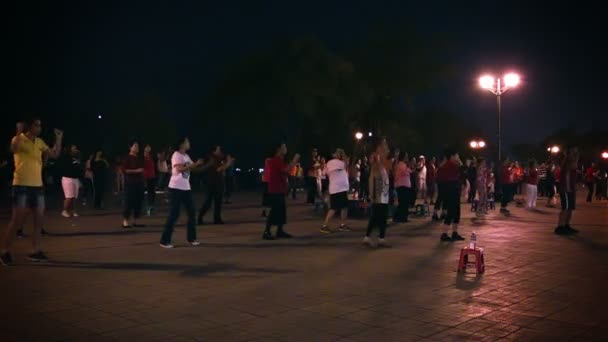 Phnom penh, Kamboçya - 29 Aralık 2013: fitness bir şehir cadde üzerinde yapıyor insan grubu — Stok video