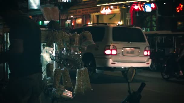 PHNOM PENH, CAMBODIA - 29 DEC 2013: Street shop with popcorn near the highway — Stock Video