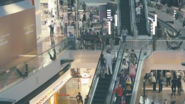 Singapur - yaklaşık Aralık 2013: Yürüyen merdivenler ile modern bir mağazanın iç