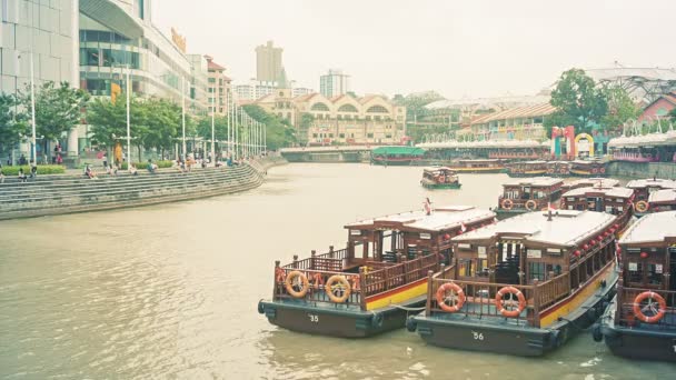 SINGAPUR - CIRCA DIC 2013: Barcos fluviales y de recreo cerca de la orilla — Vídeos de Stock