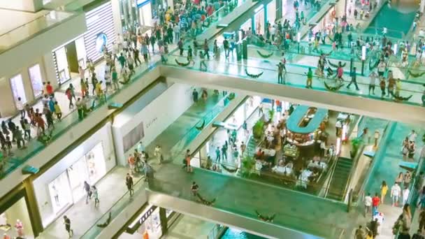 СИНГАПУР - CIRCA DEC 2013: Большой торговый комплекс с покупателями. Вид изнутри — стоковое видео