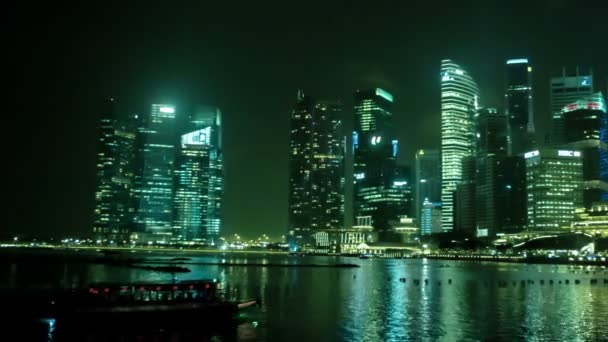 СИНГАПУР - CIRCA JAN 2014: Лодки удовольствия возле офисных башен бизнес-центра — стоковое видео
