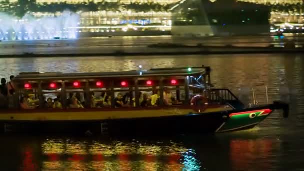 SINGAPUR - CIRCA ENE 2014: Barco de recreo en el Golfo — Vídeos de Stock