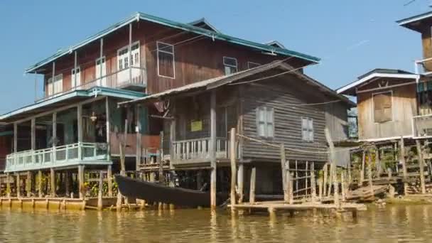 INLE LAKE, MYANMAR - CIRCA JAN 2014 : Aller sur un bateau à travers le village sur l'eau — Video