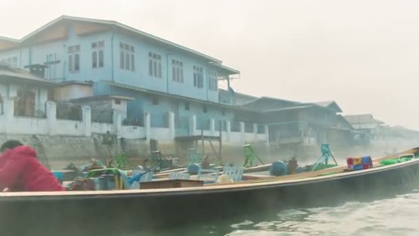 NYAUNGSHWE, MYANMAR - CIRCA JAN 2014: Morning on the river - the way to Inle Lake — Stock Video