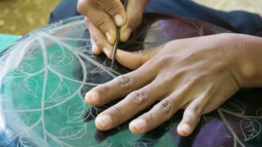 Bagan, myanmar - 10 Ocak 2014: geleneksel Birmanya Lake el yapımı aşamasında iğne ile aşındırma. Yun-de Lake, Birmanya ve sanat pan yun denir.