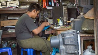 Bagan, myanmar - 11 Ocak 2014: işçi küçük elektronik Servis Merkezi onarım elektrikli cihaz
