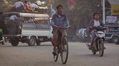 Bagan, myanmar - 11 Ocak 2014: bir sokak arabalar, kalabalık otobüs, motosiklet ve bisikletler ile ortak Asya taşıma trafik