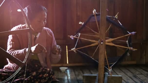 INLE LAKE, MYANMAR - CIRCA JAN 2014: Elderly woman spinning in the traditional way — Stock Video