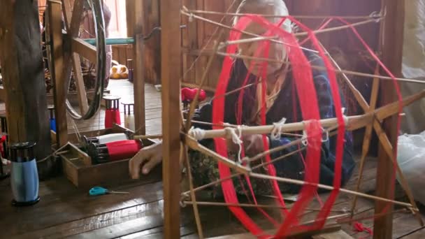 Inle lake, myanmar - circa jan 2014: arbete på den gamla spinnrocken — Stockvideo