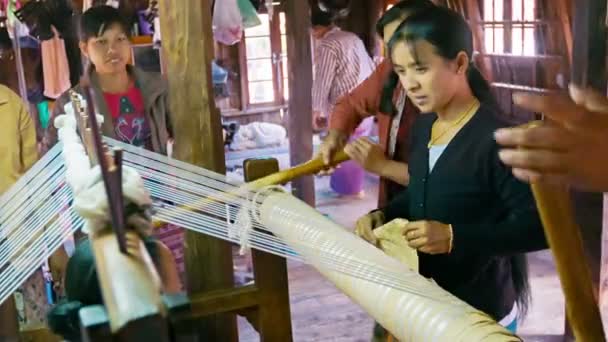 INLE LAKE, MYANMAR - CIRCA JAN 2014: Women do work in a textile factory — Stock Video