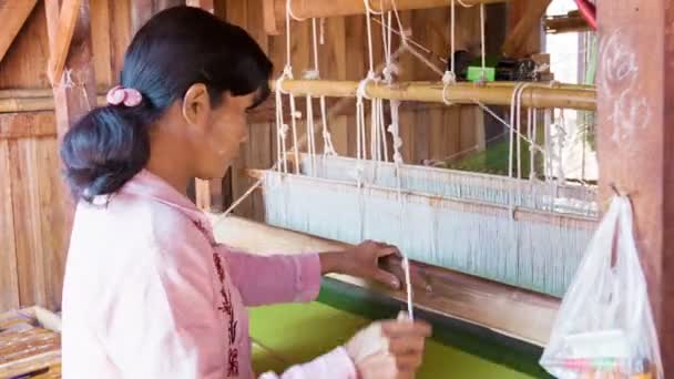 INLE LAKE, MYANMAR - CIRCA JAN 2014: Бирманская женщина счастливо работает над ткацким станком — стоковое видео