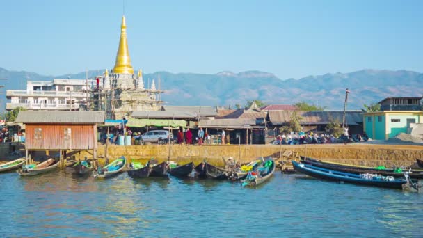 NYAUNGSHWE, MYANMAR - CIRCA JAN 2014 : Temple en construction sur le rivage et bateaux de pêche — Video