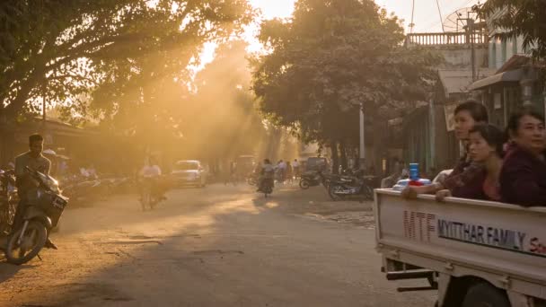 BAGAN, MYANMAR - 11 JAN 2014: Horse carriages on common Asian dusty road and transport traffic on a street with cars, motorbikes and bicycles. — Stock Video