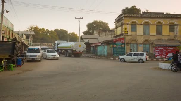 Bagan, myanmar - 11 Ocak 2014: Asya kaotik kontrolsüz trafik Kavşağı ile farklı otomobil ve motosiklet üzerinde — Stok video