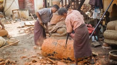 Mandalay, myanmar - 13 Ocak 2014: geleneksel bronz Buda heykeli üretim açık hava atölyesinde. sökme döküm kalıp