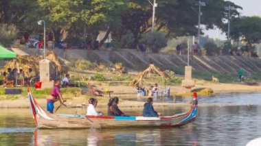 Mandalay, myanmar - 13 Ocak 2014: kişi ile gemi ahşap tekne arka plan üzerinde Balıkçılar ile taungthaman gölde taşımak