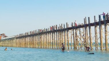 Mandalay, myanmar - 13 Ocak 2014: büyük ahşap köprü. Yerel balıkçı ve yüzmek. u bein Köprüsü