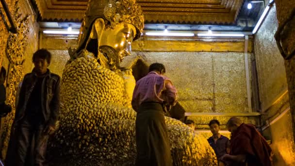 MANDALAY, MYANMAR - 13 JAN 2014 : Les gens mettent des feuilles d'or sur Mandalay Maha Myat Muni Buddha Image dans Mahamuni Buddha Temple. Site de pèlerinage majeur à Mandalay et dans toute la Birmanie . — Video