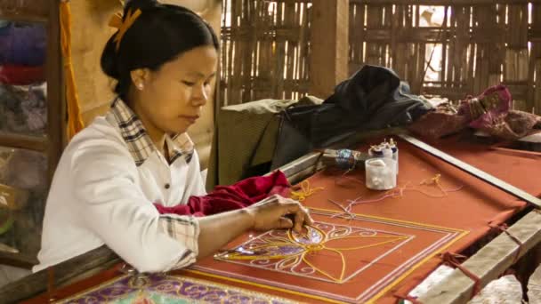 MANDALAY, MYANMAR - 13 ENE 2014: Los maestros del tapiz birmano trabajan con kalaga. Es un tapiz de apliques fuertemente bordado hecho de seda, franela, fieltro, lana y encaje contra fondo de algodón o terciopelo. — Vídeo de stock
