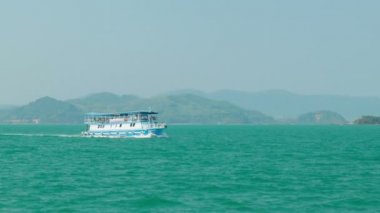 Phang nga, Tayland - Şubat 2014 yaklaşık: yolcu motor aracı taşıyan turist Adaları