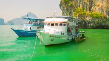 Phang Nga, Tayland-Şubat 2014 yaklaşık: Kayalara Khoa Phing Kan adasının yakınındaki yolcu büyük tekneler