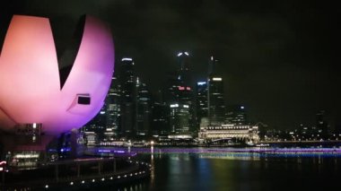 Singapur - yaklaşık Aralık 2013: artscience müze ve şehir gökdelenler geceleri göster