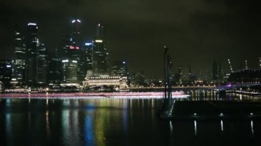 Singapur - yaklaşık Aralık 2013: gece gökdelen iş merkezinin görünümü