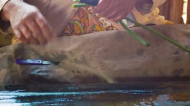 Inle Gölü, myanmar - Ocak 2014 yaklaşık: Konu dokuma yapma. kullanılan lotus meyve suyu