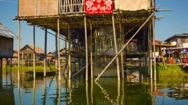 Inle Gölü, myanmar - Ocak 2014 yaklaşık: stilts üzerinde ahşap köy. hareketli tekne görüntülemek