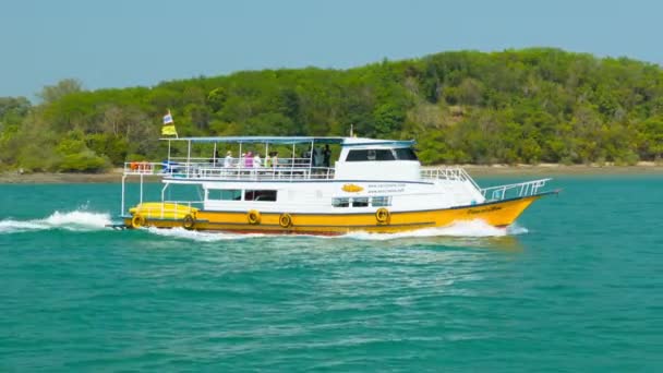 PHANG-NGA, THAILAND - CIRCA FEB 2014: Passenger motor vessel runs along the coast — Stock Video