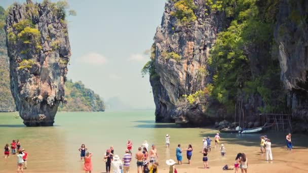 PHANG-NGA, THAILAND - CIRCA FEB 2014: Туристы на фоне острова Джеймса Бонда (Ко Тапу) ) — стоковое видео