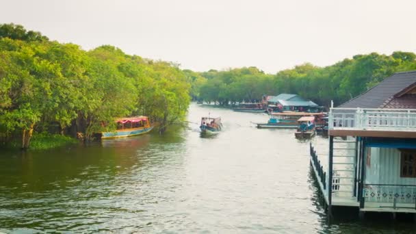 Siem reap, Kambodscha - 21.12.2013: Passagierschifffahrt auf dem Fluss im Wald — Stockvideo